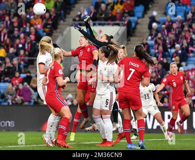 Lisa-Marie Karlseng Utland en Norvège et Nicky Evrard, gardien de but belge, se battent pour le ballon lors d'un match de football entre la Norvège et l'équipe nationale belge The Red Flames, mardi 26 octobre 2021 à Oslo, Norvège, quatrième match du groupe F de la phase du groupe de qualifications pour la coupe du monde 2023. BELGA PHOTO DAVID CATRY Banque D'Images