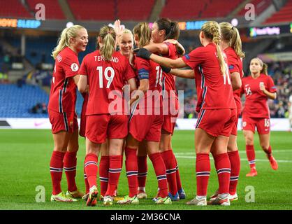 Les joueurs norvégiens célèbrent après avoir marqué lors d'un match de football entre la Norvège et l'équipe nationale belge The Red Flames, mardi 26 octobre 2021 à Oslo, Norvège, le quatrième match du groupe F de la phase du groupe de qualifications pour la coupe du monde 2023. BELGA PHOTO DAVID CATRY Banque D'Images