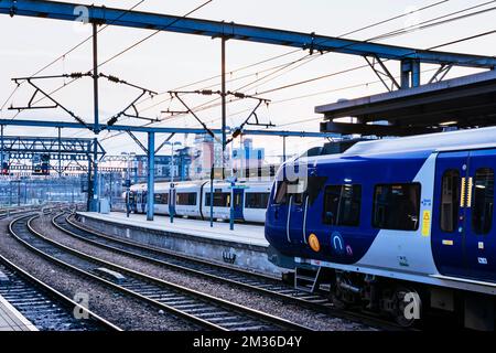 La gare de Leeds, également connue sous le nom de gare de Leeds City, est la gare principale qui dessert le centre-ville de Leeds dans le West Yorkshire. L Banque D'Images