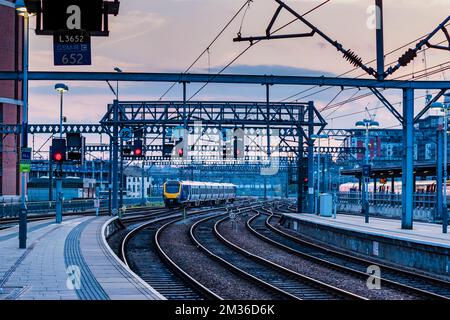 La gare de Leeds, également connue sous le nom de gare de Leeds City, est la gare principale qui dessert le centre-ville de Leeds dans le West Yorkshire. L Banque D'Images