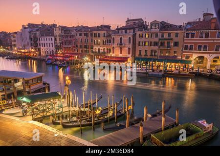 Venise, Italie, vue sur les bateaux et les gondoles dans le Grand Canal au crépuscule. Banque D'Images