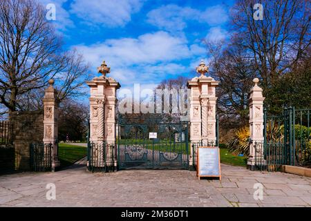 Piliers en terre cuite et portes du parc. Weston Park est un parc public d'une superficie d'un peu plus de 5 hectares dans la ville de Sheffield, South Yorkshire, Yorksh Banque D'Images