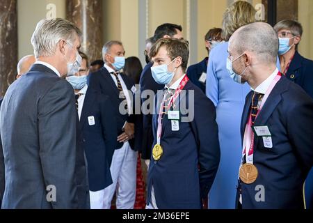 Le roi Philippe - Filip de Belgique, le joueur belge de tennis de table Laurens Devos et le cycliste belge Tim Celen photographiés lors d'une réception royale pour les athlètes à succès en 2020 et 2021, au château royal de Laeken, le vendredi 29 octobre 2021. Le Roi et la Reine ont invité les participants aux Jeux olympiques d'été de 2020, aux Jeux paralympiques de 2020, aux Championnats d'Europe et aux Championnats du monde. BELGA PHOTO ERIC LALMAND Banque D'Images