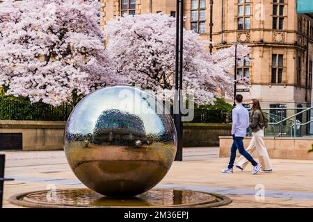 Œuvres d'art modernes à proximité des jardins de la paix. Sheffield, Yorkshire du Sud, Yorkshire et Humber, Angleterre, Royaume-Uni, Europe Banque D'Images