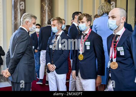 Roi Philippe - Filip de Belgique, joueur paralympique de tennis de table Laurens Devos (2R) et cycliste belge Tim Celen (R) photographiés lors d'une réception royale pour les athlètes à succès en 2020 et 2021, au Château Royal de Laken - Laeken le vendredi 29 octobre 2021. Le Roi et la Reine ont invité les participants aux Jeux olympiques d'été de 2020, aux Jeux paralympiques de 2020, aux Championnats d'Europe et aux Championnats du monde. BELGA PHOTO ERIC LALMAND Banque D'Images