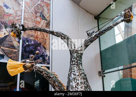 « Aboyer le bon arbre » a été commandé par Museums Sheffield pour célébrer l'ouverture de la Millennium Gallery et est devenu un chabot très apprécié Banque D'Images