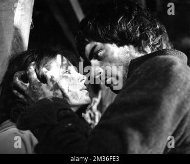 ANNA CALDER-MARSHALL comme Cathy et TIMOTHY DALTON comme Heathcliff à WUTHERING HAUTEURS 1970 réalisateur ROBERT FUEST roman Emily Bronte scénario Patrick Tilley musique Michel Legrand producteurs Samuel Z. Arkoff et James H. Nicholson American International Pictures (AIP) Banque D'Images