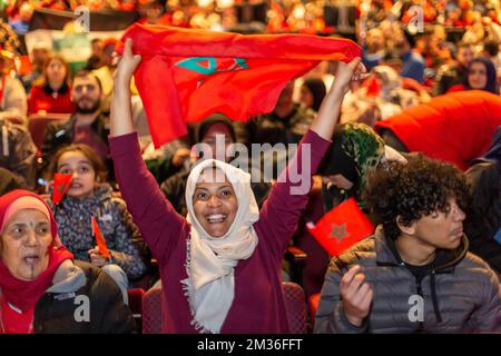 Dearborn, Michigan, États-Unis. 14th décembre 2022. Les Arabes-Américains ont rempli un théâtre pour encourager le Maroc dans son match contre la France lors de la demi-finale de la coupe du monde de la FIFA. Le Watch Party, qui a accueilli le premier maire arabo-américain de Dearborn, Abdullah Hammoud, a attiré une foule nombreuse. Le Maroc est la première nation africaine ou arabe à avoir atteint la demi-finale de la coupe du monde. Crédit : Jim West/Alay Live News Banque D'Images