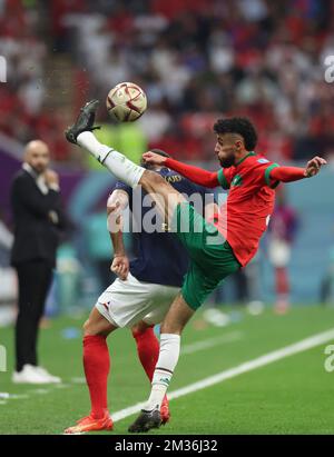 Al Khor, Qatar. 14th décembre 2022. Noussair Mazraoui (R) du Maroc rivalise avec Olivier Giroud de France lors du match semi-fin entre la France et le Maroc de la coupe du monde de la FIFA 2022 au stade Al Bayt à Al Khor, Qatar, le 14 décembre 2022. Crédit : Li Ming/Xinhua/Alay Live News Banque D'Images