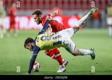 Birger Verstraete et Fenerbahce Diego Rossi, d'Anvers, se battent pour le ballon lors d'un match de football entre le FC belge Royal Anvers et le club turc Fenerbahce S.K., le jeudi 04 novembre 2021 à Anvers, le quatrième jour de la scène du groupe de l'UEFA Europa League, dans le groupe D. BELGA PHOTO BRUNO FAHY Banque D'Images