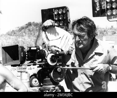 Directeur ANDREW V. McLAGLEN sur le terrain Candid pendant le tournage des OIES SAUVAGES 1978 réalisateur ANDREW V. McLAGLEN scénario Reginald Rose roman Daniel Carney producteur Euan Lloyd Richard film Productions (Ouest) / Victory films / Varius Entertainment Trading A.G. / Classement des distributeurs de films Banque D'Images