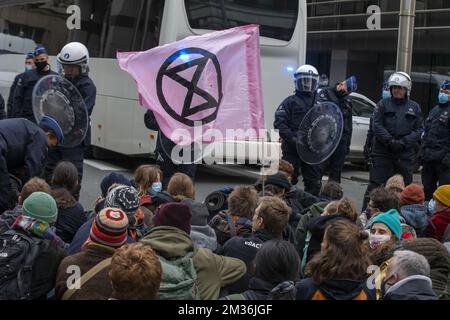 Des manifestants bloquent la rue Wetstraat - rue de la Loi, l'action de protestation 'time4rage' des militants du climat extinction rébellion, à Bruxelles, le samedi 06 novembre 2021 à Bruxelles. L'organisation plaide pour la Conférence sur le climat de COP26 en faveur d'une plus grande urgence dans la lutte contre le changement climatique. BELGA PHOTO NICOLAS MATERLINCK Banque D'Images
