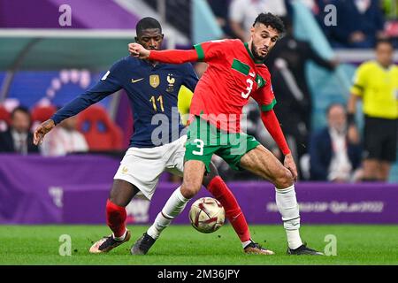 AL KHOR, QATAR - DÉCEMBRE 14 : Ousmane Dembele de France lutte pour le ballon avec Noussair Mahraoui du Maroc lors de la demi-finale - coupe du monde de la FIFA Qatar 2022 match entre la France et le Maroc au stade Al Bayt sur 14 décembre 2022 à Al Khor, Qatar (photo de Pablo Morano/BSR Agency) crédit : BSR Agency/Alamy Live News Banque D'Images