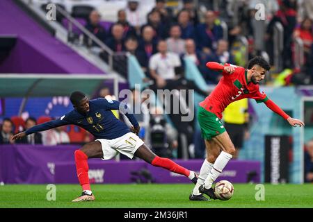 AL KHOR, QATAR - DÉCEMBRE 14 : Ousmane Dembele de France lutte pour le ballon avec Noussair Mahraoui du Maroc lors de la demi-finale - coupe du monde de la FIFA Qatar 2022 match entre la France et le Maroc au stade Al Bayt sur 14 décembre 2022 à Al Khor, Qatar (photo de Pablo Morano/BSR Agency) crédit : BSR Agency/Alamy Live News Banque D'Images