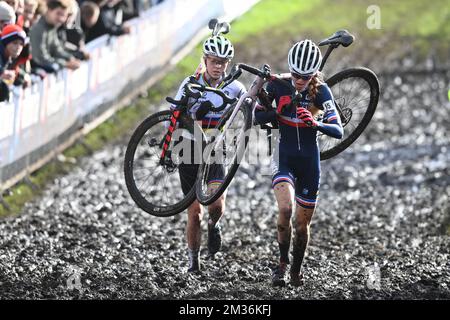 FEM Van Empel néerlandais et French Line Burquier photographiés en action lors de la course féminine U23 aux championnats européens de cyclisme cycliste à Wijster, aux pays-Bas, dimanche 07 novembre 2021. BELGA PHOTO DAVID STOCKMAN Banque D'Images