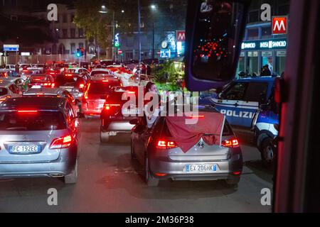 12-14-2022 Milan, Italie. 2 jeunes filles marocaines se sont penchées à mi-course de la voiture. La lunette arrière est couverte d'un drapeau marocain - ils célèbrent l'anoth Banque D'Images