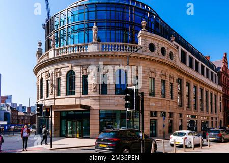 The Majestic is a Grade II listed building on City Square, Leeds. It has been redeveloped into offices by Rushbond, serving as the national headquarte Banque D'Images