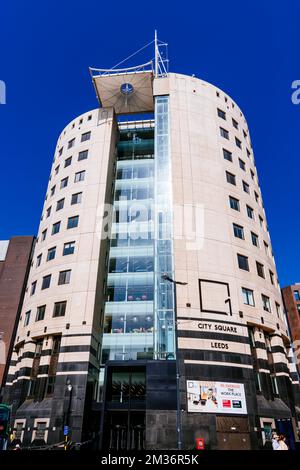 One City Square, office building, features a 12 storey glass-clad atrium with transparent wall-climber lifts. Leeds, West Yorkshire, Yorkshire and the Banque D'Images