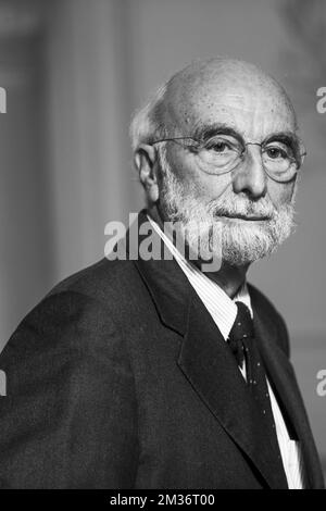 Le scientifique Thierry Boon pose pour le photographe lors d'une séance photo avant la cérémonie de remise des diplômes honorifiques de l'université VUB (Vrije Universiteit Brussel), le mercredi 17 novembre 2021 à Bruxelles. BELGA PHOTO HATIM KAGHAT Banque D'Images