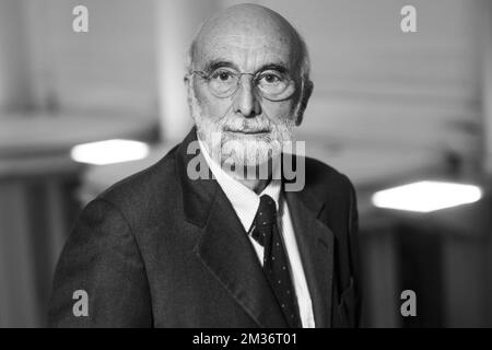 Le scientifique Thierry Boon pose pour le photographe lors d'une séance photo avant la cérémonie de remise des diplômes honorifiques de l'université VUB (Vrije Universiteit Brussel), le mercredi 17 novembre 2021 à Bruxelles. BELGA PHOTO HATIM KAGHAT Banque D'Images