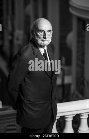 Le scientifique Thierry Boon pose pour le photographe lors d'une séance photo avant la cérémonie de remise des diplômes honorifiques de l'université VUB (Vrije Universiteit Brussel), le mercredi 17 novembre 2021 à Bruxelles. BELGA PHOTO HATIM KAGHAT Banque D'Images