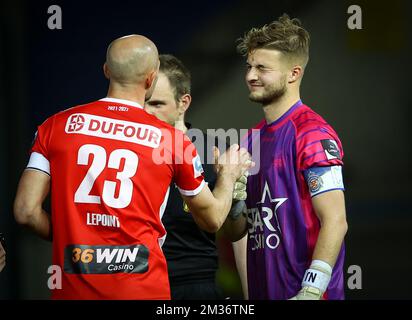 Christophe Lepoint de Mouscron et le Nordin Jackers de Waasland-Beveren photographiés lors d'un match de football entre Waasland-Beveren et Royal Excel Mouscron, le vendredi 19 novembre 2021 à Beveren, le 12 jour du championnat belge de football de la Pro League 1B. BELGA PHOTO DAVID PINTENS Banque D'Images