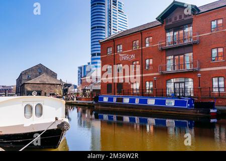 Bateaux étroits amarrés à Granary Wharf. Canal Leeds-Liverpool. Leeds, West Yorkshire, Yorkshire et Humber, Angleterre, Royaume-Uni, Europe Banque D'Images