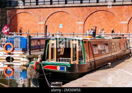 Bateaux étroits amarrés à Granary Wharf. Canal Leeds-Liverpool. Leeds, West Yorkshire, Yorkshire et Humber, Angleterre, Royaume-Uni, Europe Banque D'Images