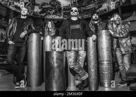 Le chanteur Joakim Broden (C) et ses bandmates posent pour le photographe lors d'une visite du groupe suédois de métaux lourds Sabaton au Musée royal de l'Armée et de l'Histoire militaire à Bruxelles le dimanche 21 novembre 2021. Ils présentent leur nouvel album à la presse internationale. BELGA PHOTO HATIM KAGHAT Banque D'Images