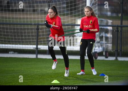 Tessa Wullaert en Belgique et Jarne Teullings en Belgique photographiés en action lors d'une session de formation de l'équipe nationale féminine de football belge les flammes rouges, le lundi 22 novembre 2021 à Tubize. BELGA PHOTO LAURIE DIEFFEMBACQ Banque D'Images