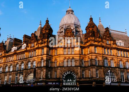 Kirkgate Market est un complexe de marché situé sur Vicar Lane, dans le centre-ville de Leeds, West Yorkshire, Angleterre. C'est le plus grand marché couvert d'Europe et Banque D'Images