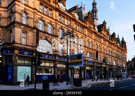 Kirkgate Market est un complexe de marché situé sur Vicar Lane, dans le centre-ville de Leeds, West Yorkshire, Angleterre. C'est le plus grand marché couvert d'Europe et Banque D'Images