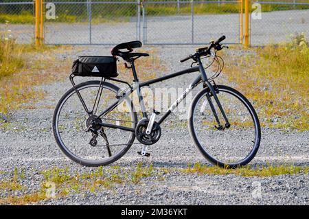 Vélo Trek FX1 avec sac à bagages à bagages garés sur la piste cyclable Shearwater Flyer à Dartmouth, Nouvelle-Écosse, Canada Banque D'Images