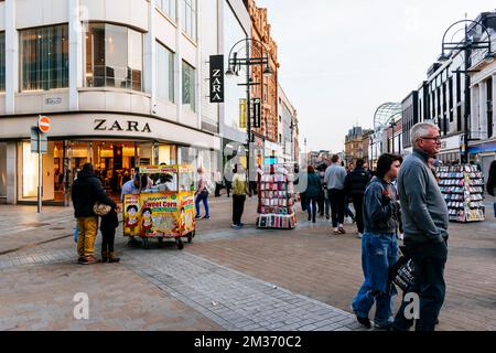 Magasin Zara. ZARA est un détaillant espagnol de vêtements spécialisé dans la mode rapide. Briggate, Leeds, West Yorkshire, Yorkshire et Humber, Angleterre, Unis Banque D'Images