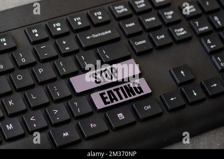 Inspiration montrant le panneau Stop Eating. Mot pour cesser l'activité de mettre ou de prendre de la nourriture dans la bouche Banque D'Images