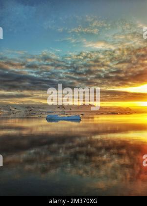 vue magnifique du coucher de soleil en antarctique, paysage antarctique, coucher de soleil atntactique, coucher de soleil antartica, coucher de soleil, antarctique, iceberg antarctique, glacier antarctique Banque D'Images