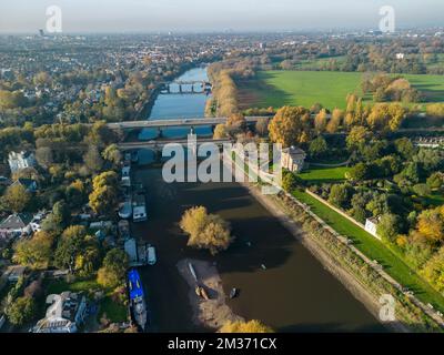 Vue aérienne de la Tamise vers Richmond Railway Bridge, Twickenham Bridge et Richmond Lock, Richmond upon Thames, Londres, Royaume-Uni. Banque D'Images