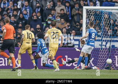 Noa Lang du Club marque le but 2-2 lors d'un match de football entre KRC Genk et Club Brugge KV, dimanche 28 novembre 2021 à Genk, le 16 jour de la première division de la « Jupiler Pro League » du championnat belge. BELGA PHOTO BRUNO FAHY Banque D'Images