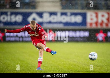 Hugo Siquet de Standard photographié en action lors d'un match de football entre KAA Gent et Standard de Liège, dimanche 28 novembre 2021 à Gand, le jour 16 de la première division de la « Jupiler Pro League » du championnat belge. BELGA PHOTO JASPER JACOBS Banque D'Images