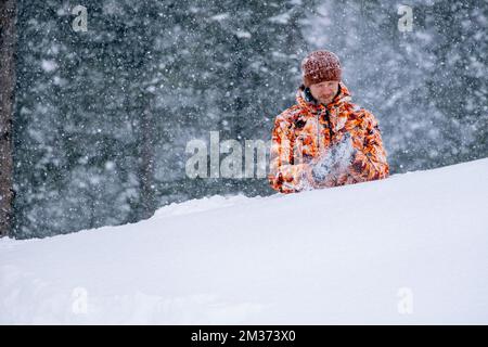 Un homme se noie dans des déneigements. Tempête de neige au milieu de la forêt. Photo de haute qualité Banque D'Images