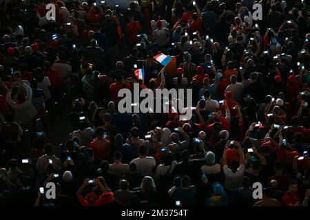 Al Khor, Qatar. 14th décembre 2022. Les fans applaudissent avant le match majeur entre la France et le Maroc de la coupe du monde de la FIFA 2022 au stade Al Bayt à Al Khor, Qatar, le 14 décembre 2022. Credit: Xiao Yijiu/Xinhua/Alamy Live News Banque D'Images