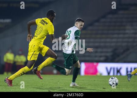 Scott Bitsindou de Lierse et Kolbeinn Thordarson de Lommel photographiés en action lors d'un match de football entre Lierse Kempenzonen et Lommel SK, dimanche 05 décembre 2021 à Lier, le jour 14 de la deuxième division de la « Ligue Pro 1B » du championnat belge de football. BELGA PHOTO KRISTOF VAN ACCOM Banque D'Images