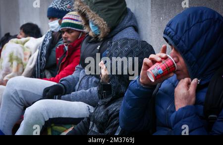 L'illustration montre les réfugiés qui attendent à l'extérieur, dans le froid, à l'entrée du 'Klein Kasteeltje - petit Château' (petit château) Fedasil centre d'enregistrement des demandeurs d'asile à Bruxelles, mardi 07 décembre 2021. Diverses organisations humanitaires dénoncent le fait que les gens dorment dans la rue. En raison d'un manque de places dans les refuges, environ 100 personnes campent sur le trottoir dans des circonstances sinistres. BELGA PHOTO VIRGINIE LEFOUR Banque D'Images