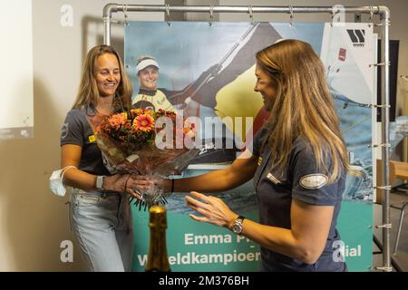 Le marin belge Emma Plasschaert et l'ancien marin Evi Van Acker photographiés lors d'un moment de presse avec le nouveau champion du monde de la classe laser Radial (catégorie ILCA 6), Belge Plasschaert, qui a remporté les championnats du monde en Oman, mardi 07 décembre 2021, à Gand. Plasschaert, 28 ans, d'Ostende, est champion du monde pour la deuxième fois après 2018. BELGA PHOTO JAMES ARTHUR GEKIERE Banque D'Images