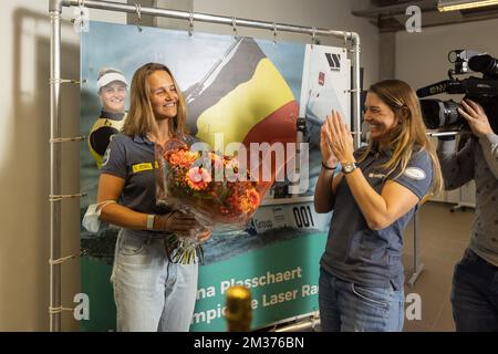 Le marin belge Emma Plasschaert et l'ancien marin Evi Van Acker photographiés lors d'un moment de presse avec le nouveau champion du monde de la classe laser Radial (catégorie ILCA 6), Belge Plasschaert, qui a remporté les championnats du monde en Oman, mardi 07 décembre 2021, à Gand. Plasschaert, 28 ans, d'Ostende, est champion du monde pour la deuxième fois après 2018. BELGA PHOTO JAMES ARTHUR GEKIERE Banque D'Images