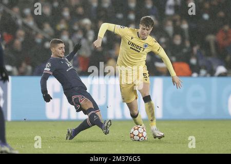 Marco Verratti du PSG et Jack Hendry du club se battent pour le ballon lors d'un match de football entre le club français Paris Saint-Germain et l'équipe belge Brugge KSV, mardi 07 décembre 2021 à Paris, sixième et dernier match de la Ligue des champions de l'UEFA, Dans le groupe A. BELGA PHOTO BRUNO FAHY Banque D'Images