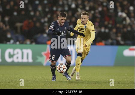 Marco Verratti du PSG et Noa Lang du club se battent pour le ballon lors d'un match de football entre le club français Paris Saint-Germain et l'équipe belge Brugge KSV, mardi 07 décembre 2021 à Paris, sixième et dernier match de la Ligue des champions de l'UEFA, Dans le groupe A. BELGA PHOTO BRUNO FAHY Banque D'Images