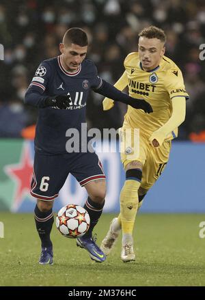 Marco Verratti du PSG et Noa Lang du club se battent pour le ballon lors d'un match de football entre le club français Paris Saint-Germain et l'équipe belge Brugge KSV, mardi 07 décembre 2021 à Paris, sixième et dernier match de la Ligue des champions de l'UEFA, Dans le groupe A. BELGA PHOTO BRUNO FAHY Banque D'Images