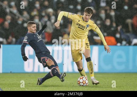 Marco Verratti du PSG et Jack Hendry du club se battent pour le ballon lors d'un match de football entre le club français Paris Saint-Germain et l'équipe belge Club Brugge KSV, mardi 07 décembre 2021 à Paris, match 6/6 dans la phase de groupe de la Ligue des champions de l'UEFA, dans le groupe A. BELGA PHOTO BRUNO FAHY Banque D'Images