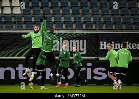 Les joueurs de Flora photographiés en action lors d'une session d'entraînement de l'équipe estonienne de football FC Flora, mercredi 08 décembre 2021 à Gand. L'équipe se prépare pour le match de demain contre l'équipe belge de football KAA Gent le sixième jour (sur six) de la Conférence de l'UEFA, dans le groupe B. BELGA PHOTO JASPER JACOBS Banque D'Images